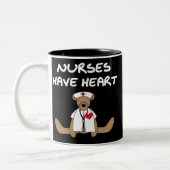 クマのナースにはハートTシャツとギフトがある ツートーンマグカップ (左)