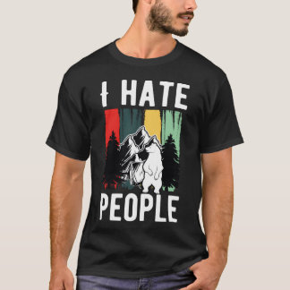 クマのビンテージキャンピングコスチュームに「人嫌い」と書いてある Tシャツ