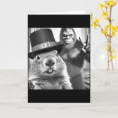 クマの仲間と一緒に自撮りするウッドチャックが面白い(Groundhog Day) カード (黄色い花)