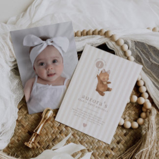 クマの女の子の1歳の誕生日ピンクバルーン 写真 招待状