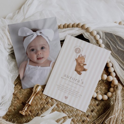 クマの女の子の1歳の誕生日ピンクバルーン 写真 招待状