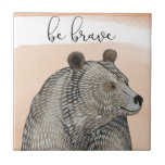 クマの子 | Be Brave タイル<br><div class="desc">この水彩プリントは、かわいいフレーズと笑顔のクマを特徴とする | Grace Popp</div>