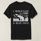クマの山と戦ったおもしろいと、私は熊をレスリング Tシャツ (デザイン正面)