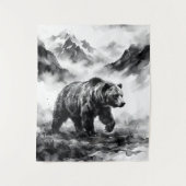 クマの山 | 白黒野生動物アート タペストリー (正面)