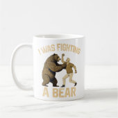 クマの怪我でギフトおもしろいを取ろうと戦っていた コーヒーマグカップ (左)