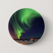 クマの湖でのオーロラの夜間写真 缶バッジ (正面)