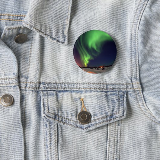 クマの湖でのオーロラの夜間写真 缶バッジ (インサイチュ)