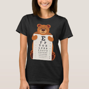 クマの赤ちゃんが視力検査表を持つアートな眼科デザイン Tシャツ