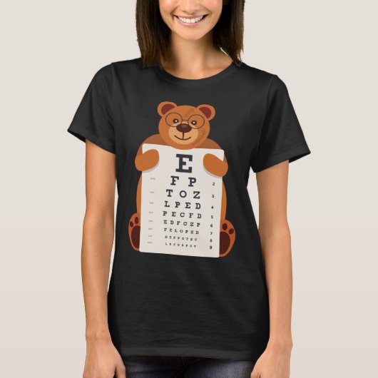 クマの赤ちゃんが視力検査表を持つアートな眼科デザイン Tシャツ (正面)