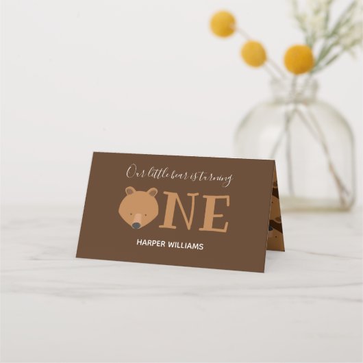 クマは一茶色の動物第一誕生日 プレイスカード (裏面)