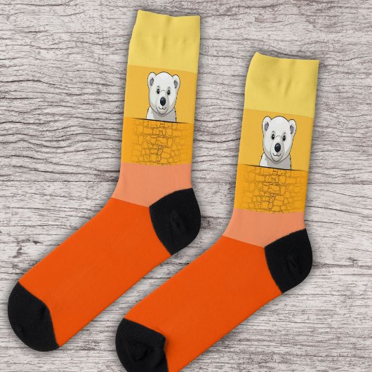 クマは壁を見下ろす、黄色のオレンジ色の色合い ソックス