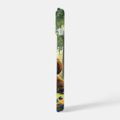 クマをテーマにした iPhone 15ケース (左側面)