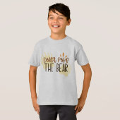 クマを突っつくな Typography Tシャツ (正面フル)