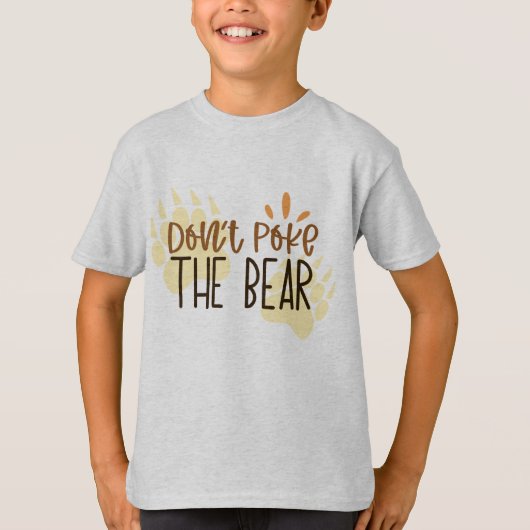 クマを突っつくな Typography Tシャツ (正面)