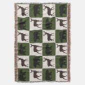 クマ素朴と鹿、ダークグリーンとクリームの正方形 スローブランケット (正面縦)
