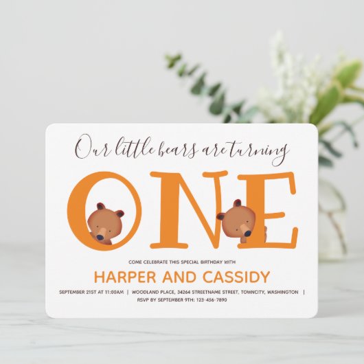 クマ1つの可愛い動物双子最初の誕生日 招待状 (スタンド正面)
