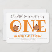 クマ1つの可愛い動物双子最初の誕生日 招待状 (正面)