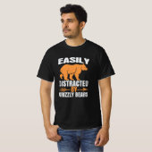 クマ – グリズリー熊に気を取られやすい Tシャツ (正面フル)