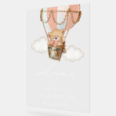 クマ、ピンクのホットエアバルーン、最初の誕生日へようこそ アクリルサイン (傾斜)