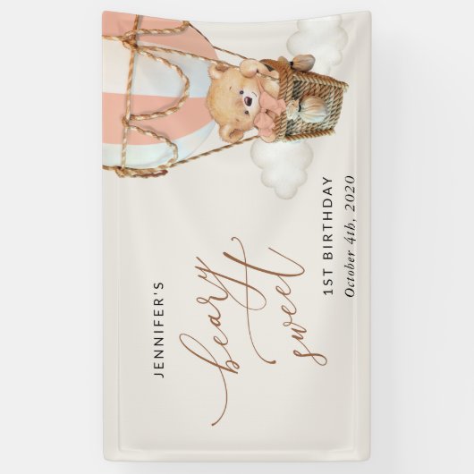 クマ、ピンクのホットエアバルーン、最初の誕生日へようこそ 横断幕 (縦)