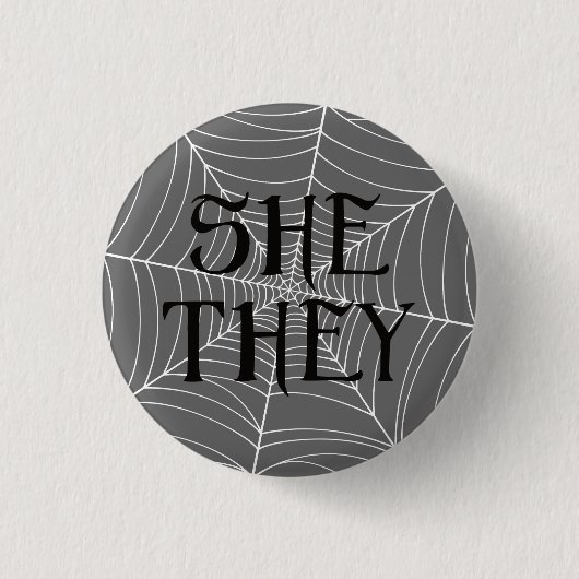クモの巣は灰色で言う 缶バッジ (正面)