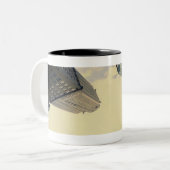 クライスラの建物の低い角度 ツートーンマグカップ (正面左)