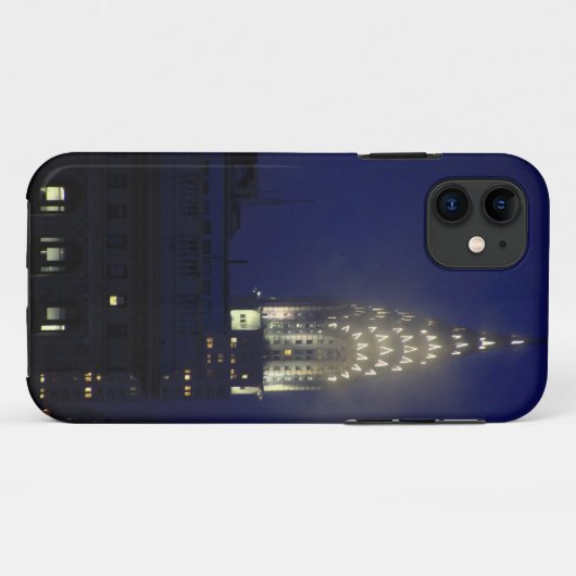 クライスラの建物のLit霧の薄暗がりで Case-Mate iPhoneケース (裏面(横))