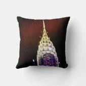 クライスラの建物-紫色および赤NYC クッション (裏面)