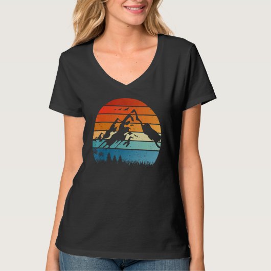 クライマーとハイカーのためのヴィンテージ・レトロな山 Tシャツ (正面)