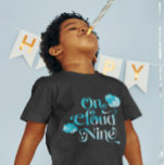 クラウドナイン男の子の誕生日パーティー Tシャツ<br><div class="desc">男の子の9歳の誕生日パーティーに可愛いTシャツ!雲と星の青い空の水色イラストレーション。その文字は「雲の九時」と言っている。</div>