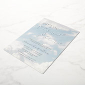 クラウドナイン青曇り空モダンブライダルシャワー 箔招待状 (回転した状態)