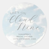 クラウドナイン ブルー 雲の空 現代のブライズシャワー ラウンドシール (正面)