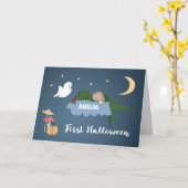 クラウド上で眠る最初のハロウィーンの女の子パーソナライズ カード (黄色い花)