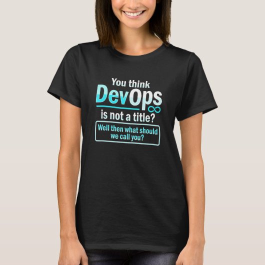 クラウドDevOpsエンジニアのためのシステム管理者兼開発者 Tシャツ (正面)
