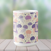 クラゲかわいいパステルパープルとオレンジモノグラム； コーヒーマグカップ
