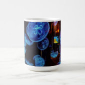 クラゲの中を覗き込む コーヒーマグカップ (中央)