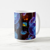 クラゲの中を覗き込む コーヒーマグカップ (正面右)