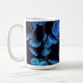 クラゲの中を覗き込む コーヒーマグカップ (左)