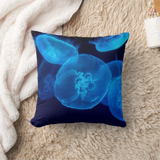 クラゲの群れの撮影をクローズアップする クッション (ブランケット)