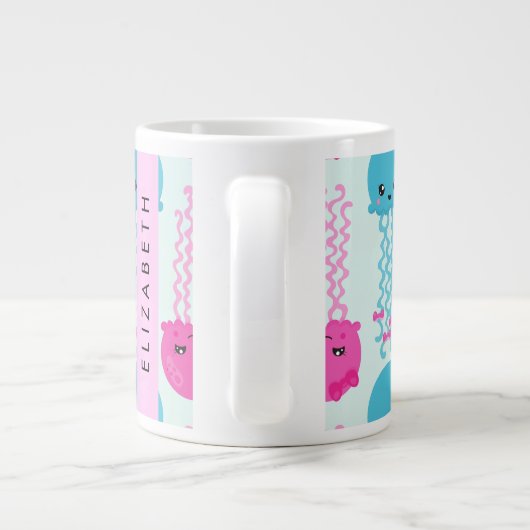 クラゲ模様，かわいいクラゲ，海，あなたの名前 ジャンボコーヒーマグカップ (裏面)