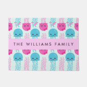 クラゲ模様，かわいいクラゲ，海，あなたの名前 ドアマット (正面)