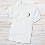 クラシックいかりキャプテン Tシャツ<br><div class="desc">船航海の長の白いtシャツで、いかりのイラストレーションと名前とレタリングの船名が入っモダンている。</div>