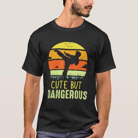 クラシックだけど危険な空手生徒見習い空手 Tシャツ (正面)