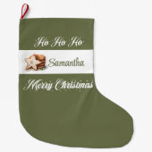 クラシックで落ち着いたホリデーシーズンのデザインのクリスマスパーソナライズグッズ ラージクリスマスストッキング (正面)