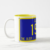 クラシックで/旧式なナンバープレートの誕生日のパロディ ツートーンマグカップ (左)