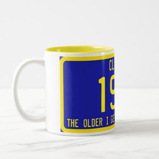 クラシックで/旧式なナンバープレートの誕生日のパロディ ツートーンマグカップ (左)