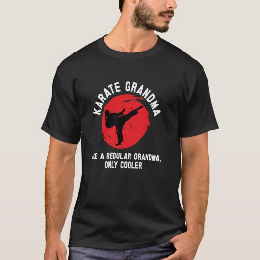 クラシックなおばあちゃんの空手 Tシャツ (正面)