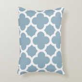 クラシックなクローバーのアクセントの枕-アクアマリン青 アクセントクッション (正面(垂直))