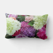 クラシックなコテージの庭の花のばら色のアジサイのシャクヤク ランバークッション (裏面)