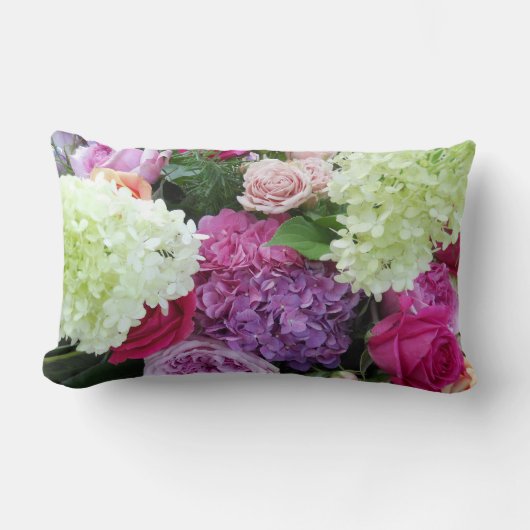 クラシックなコテージの庭の花のばら色のアジサイのシャクヤク ランバークッション (正面)